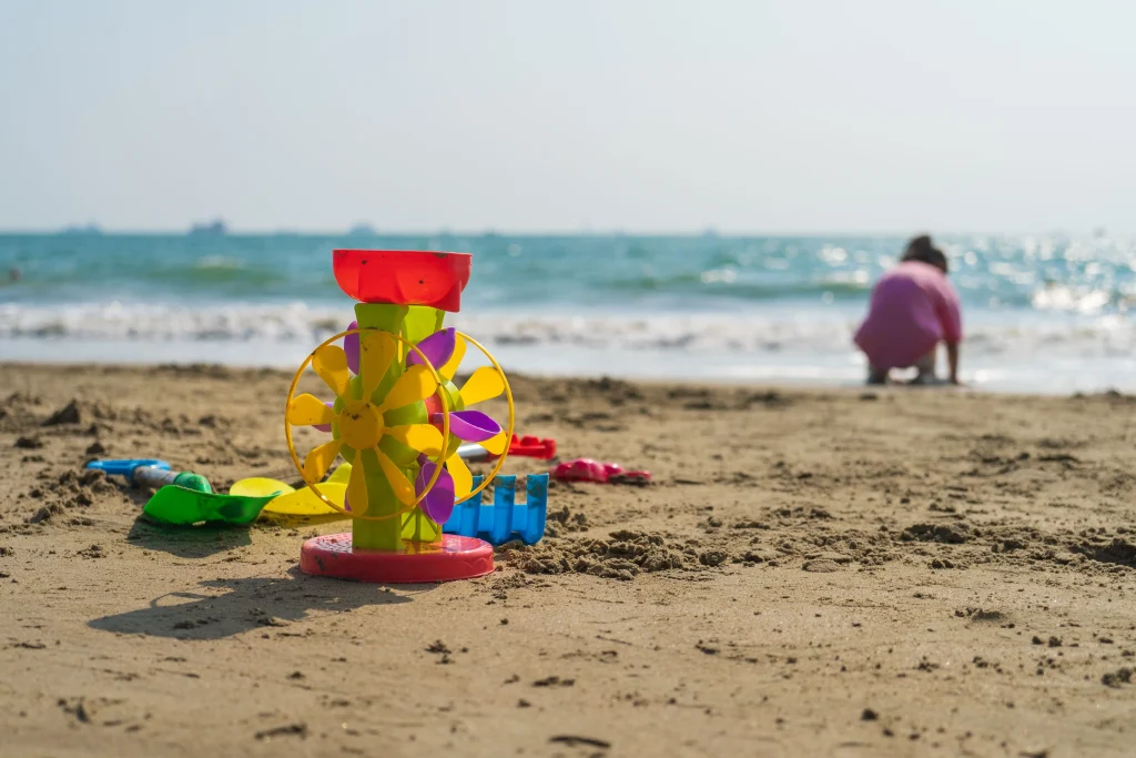 Juguetes de niños en la playa