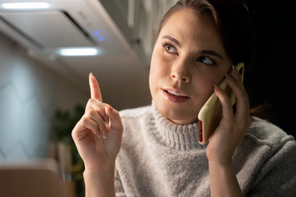 Mujer conversación telefónica