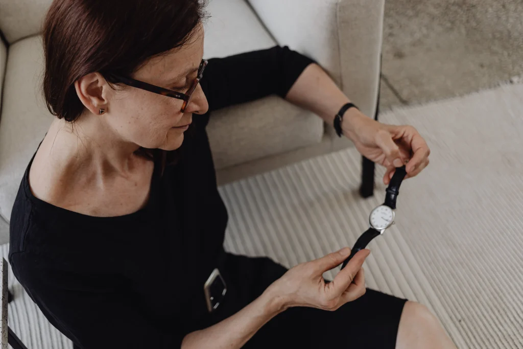 Mujer mirando la hora en un reloj Mujer mirando la hora en un reloj