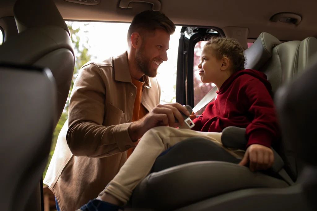 Niño con su padre en coche Niño con su padre en coche
