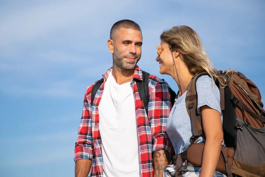 Pareja de turistas con mochila Pareja de turistas con mochila