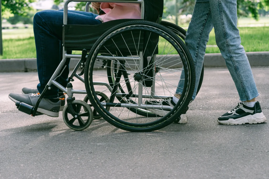 Persona con movilidad reducida dando un paseo Persona con movilidad reducida dando un paseo
