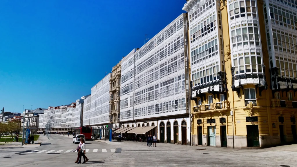 Personas caminando por el centro de A Coruña