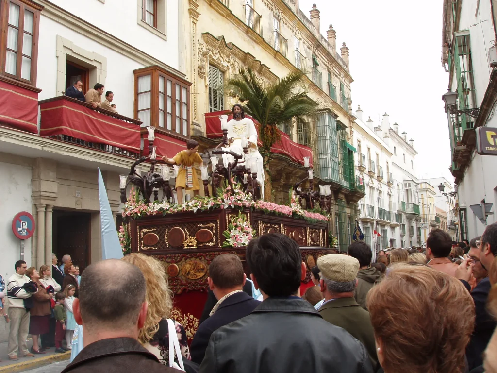 Procesión de semanan santa en una calle de Cádiz