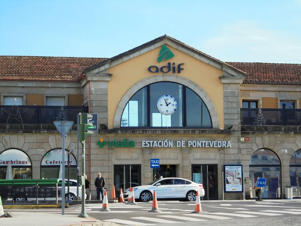 Taxi aparcado en la estación de Pontevedra Taxi aparcado en la estación de Pontevedra