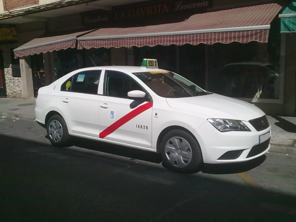 Taxi circulando por calle de Guadalajara