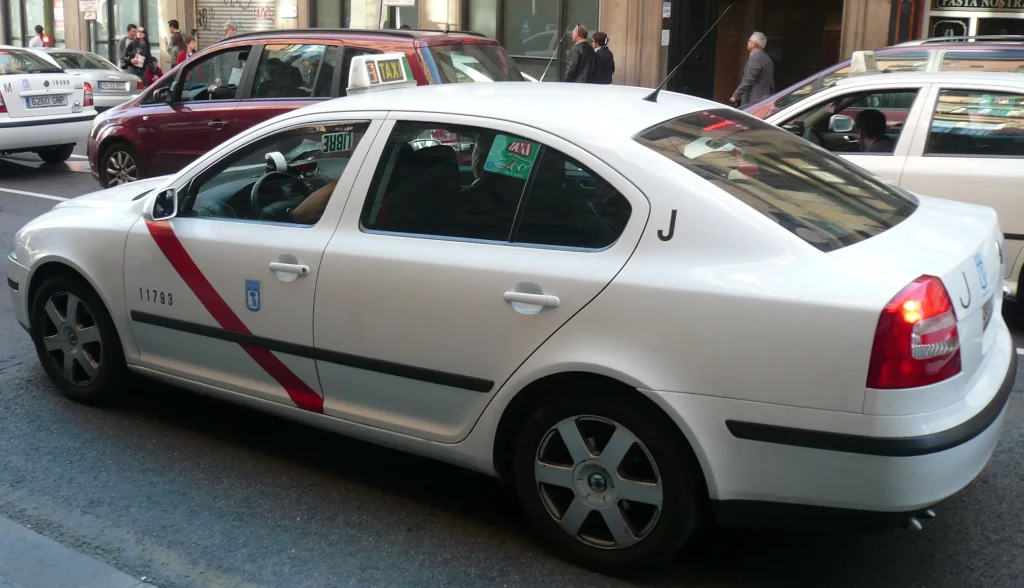 Taxi en una calle de Madrid Taxi en una calle de Madrid