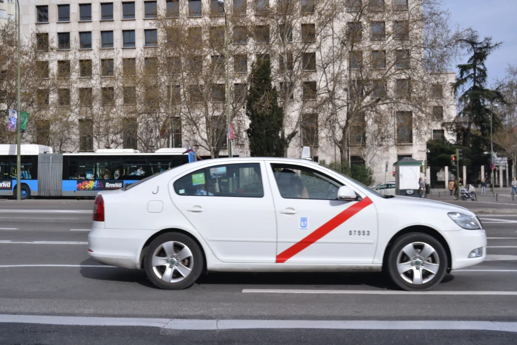 Taxi transitando por avenida en Madrid Taxi transitando por avenida en Madrid