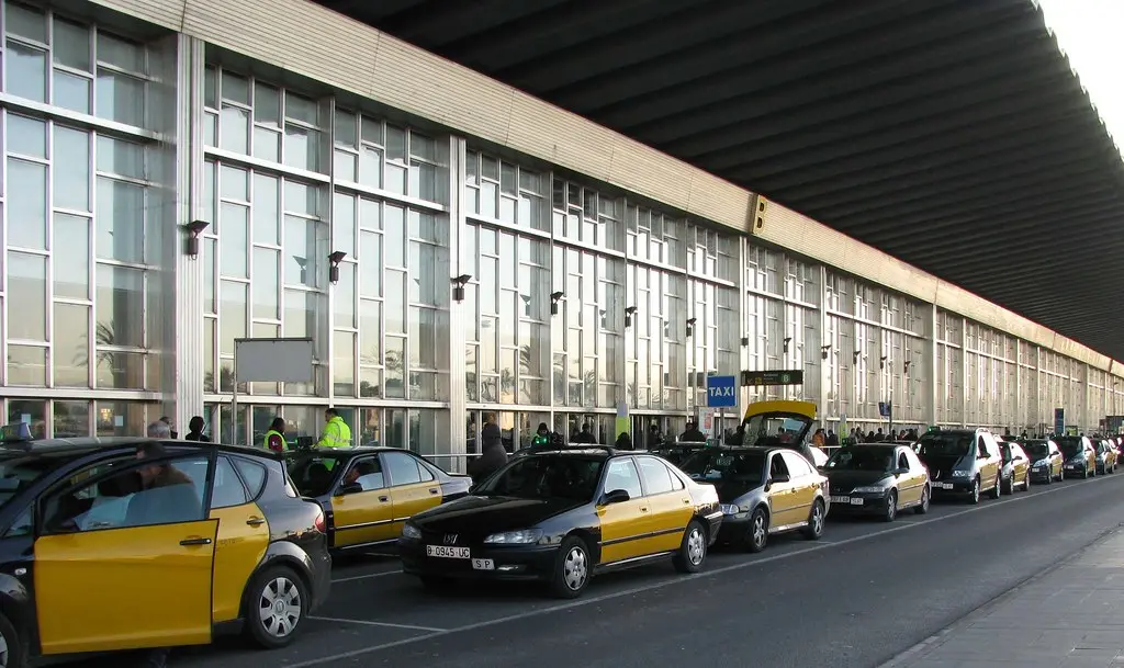 Taxis a la entrada del aeropuerto de Barcelona Taxis a la entrada del aeropuerto de Barcelona