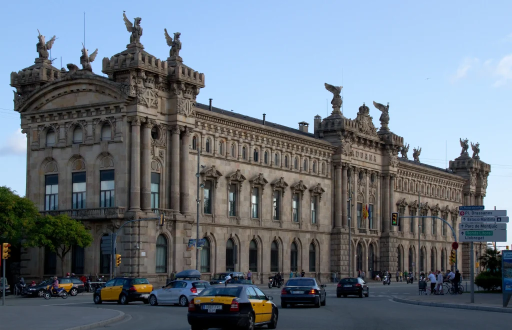 Taxis circulando cerca al puerto de Barcelona Taxis circulando cerca al puerto de Barcelona