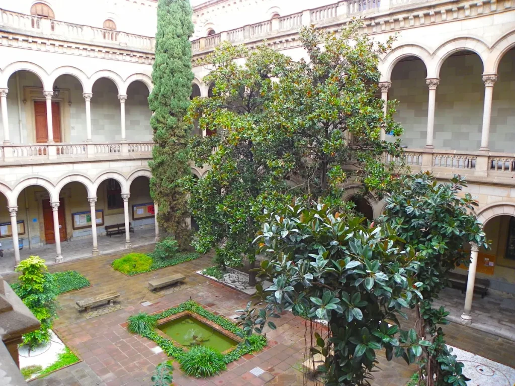 Universitat de Barcelona patio de ciencias Universitat de Barcelona patio de ciencias