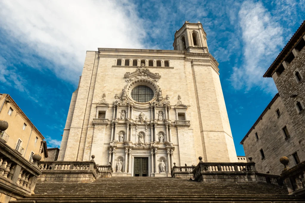 Vista de la Catedral de Girona con cielo despejado