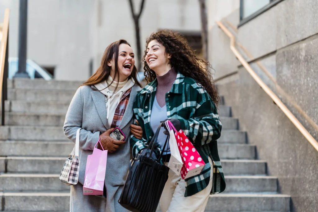 Amigas con bolsas de compras