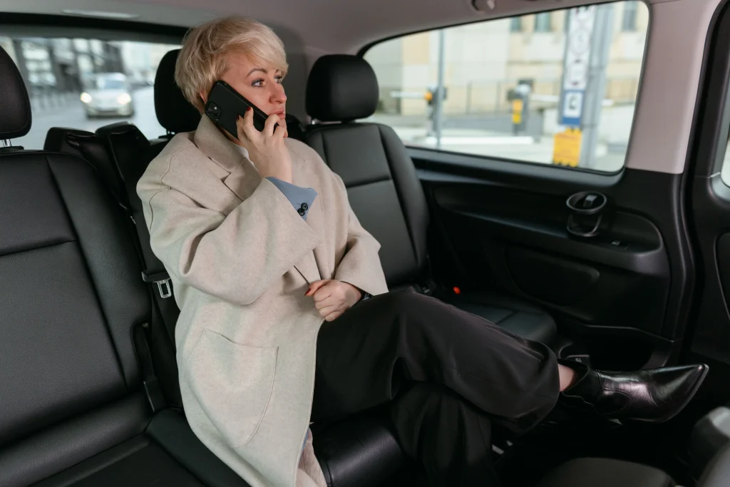 Mujer viajando en Taxi A Coruña Mujer viajando en Taxi A Coruña