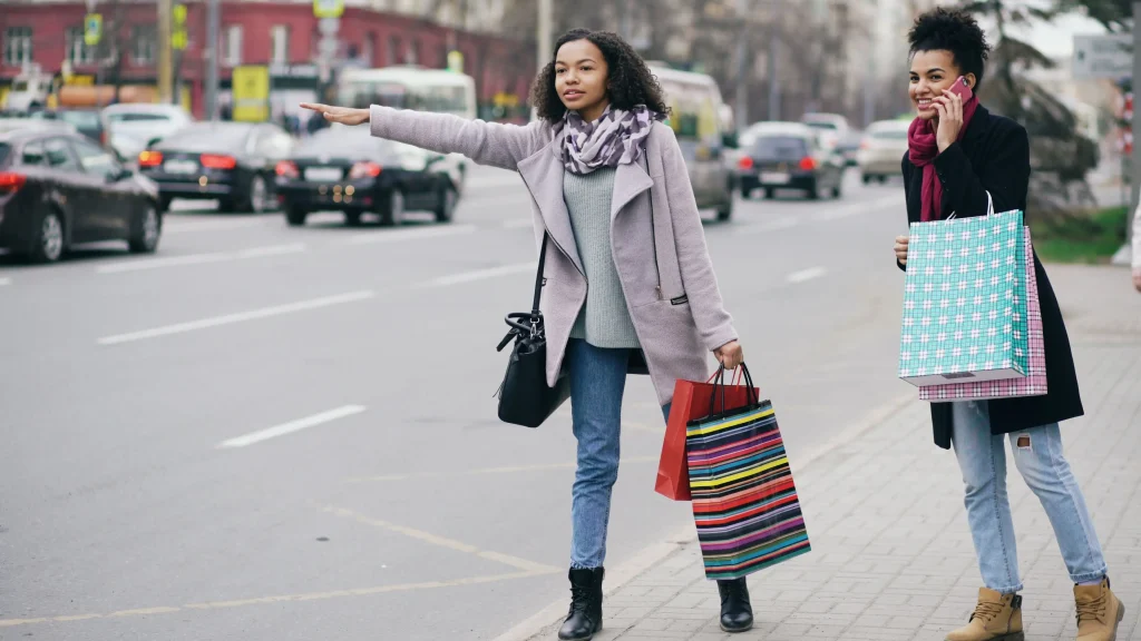 Mujeres con bolsas de compra Mujeres con bolsas de compra