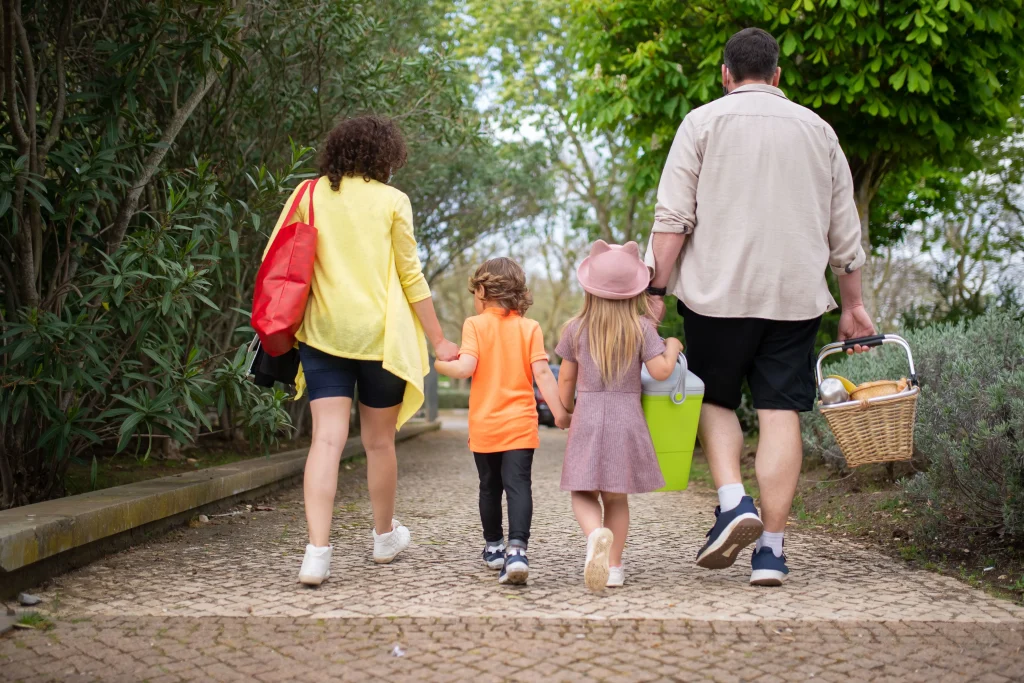 Padres caminando con sus hijos