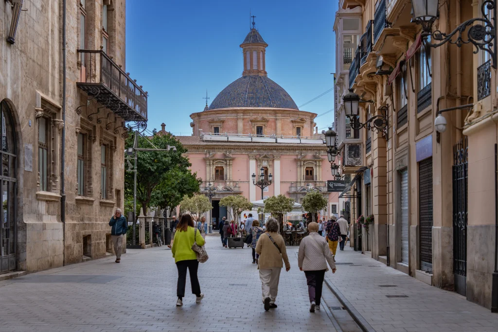 Personas dando un paso por Valencia