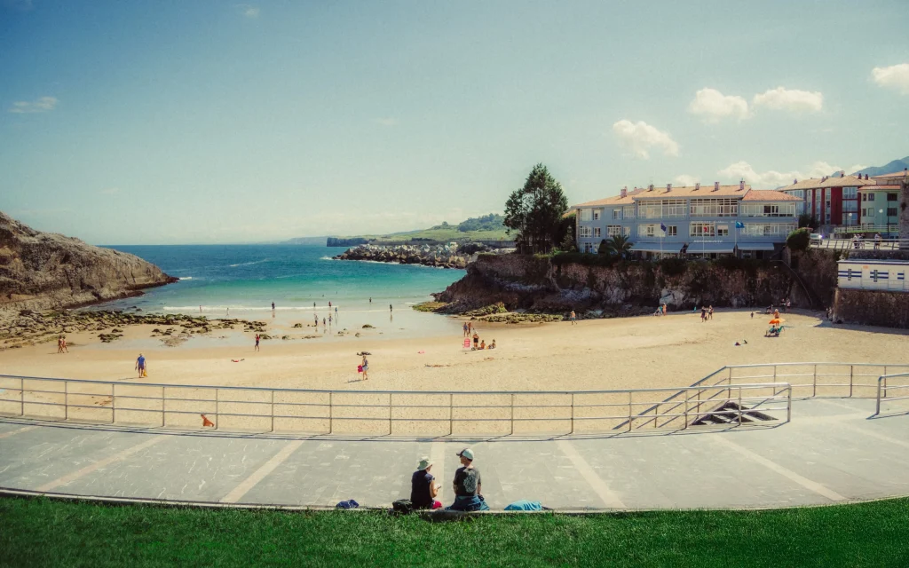 Personas disfrutando de la playa en Asturias
