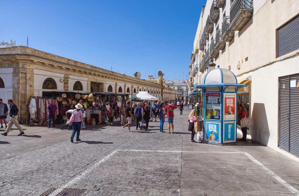 Personas en un mercado en cádiz Personas en un mercado en cádiz