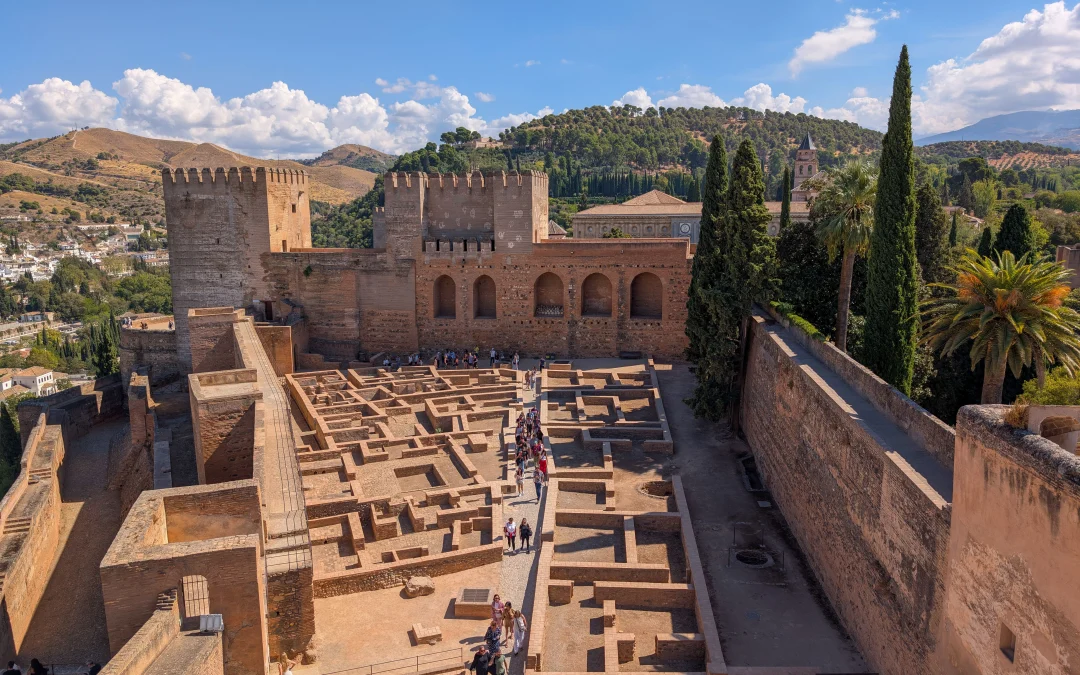 Cómo llegar a la Alhambra desde tu hotel sin sufrir accesos ni cuestas