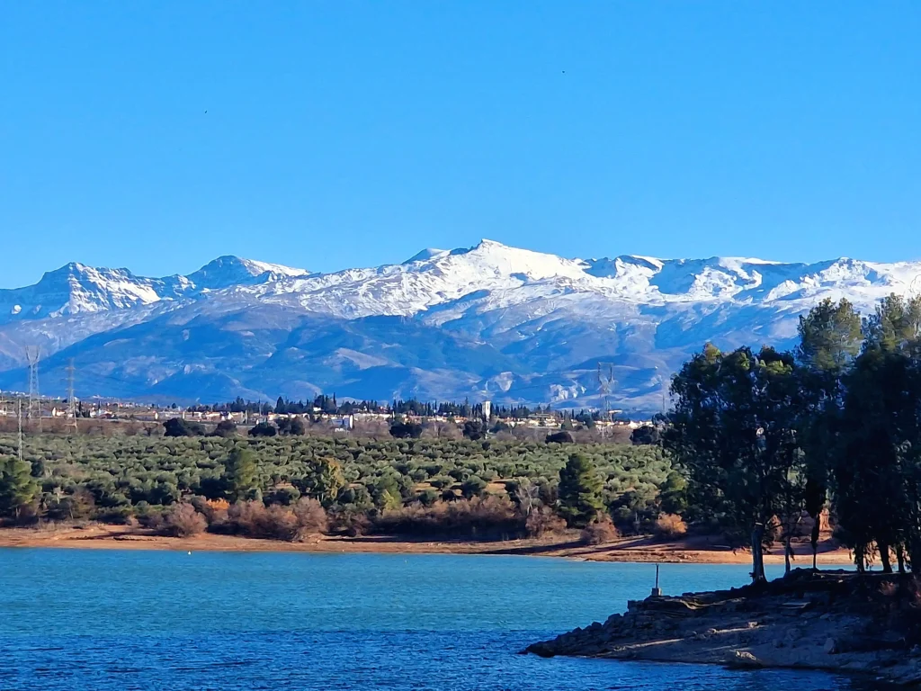 Sierra Nevada desde el embalse del Cubillas en Atarfe (Granada)