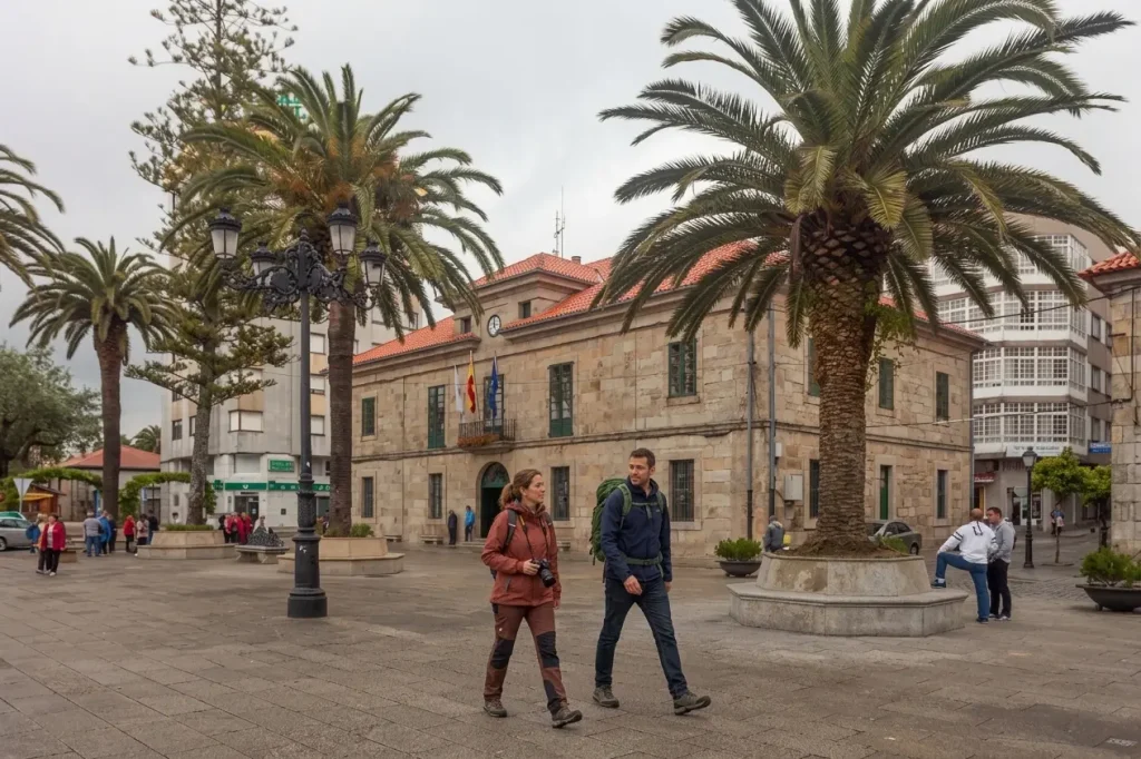 Turistas caminando por Cambados