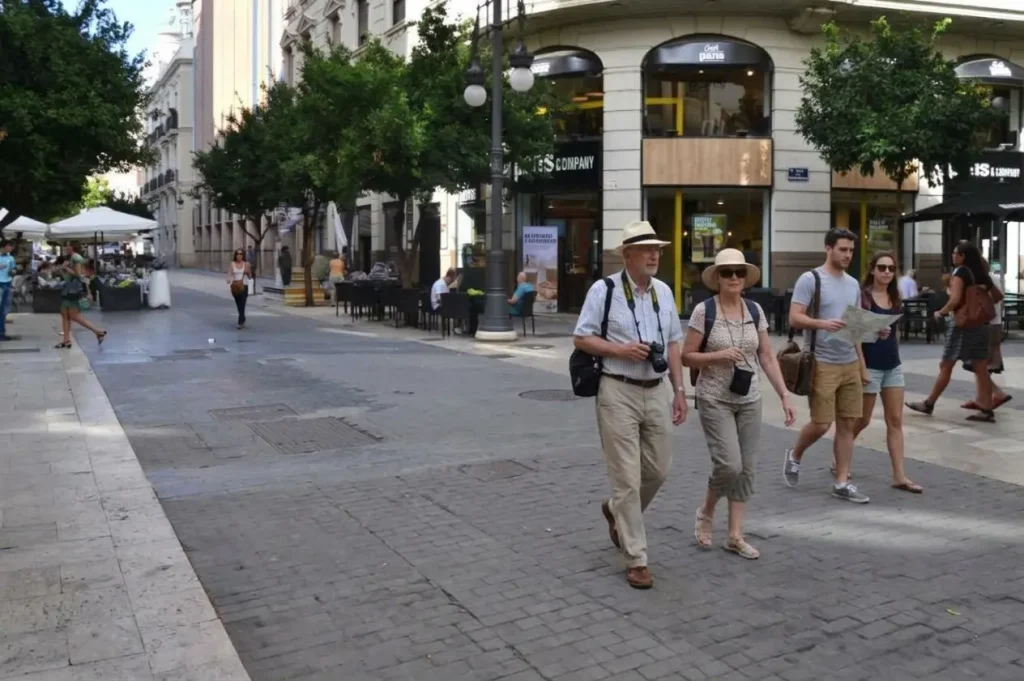 Turistas caminando por el Paseo de Ruzafa Turistas caminando por el Paseo de Ruzafa