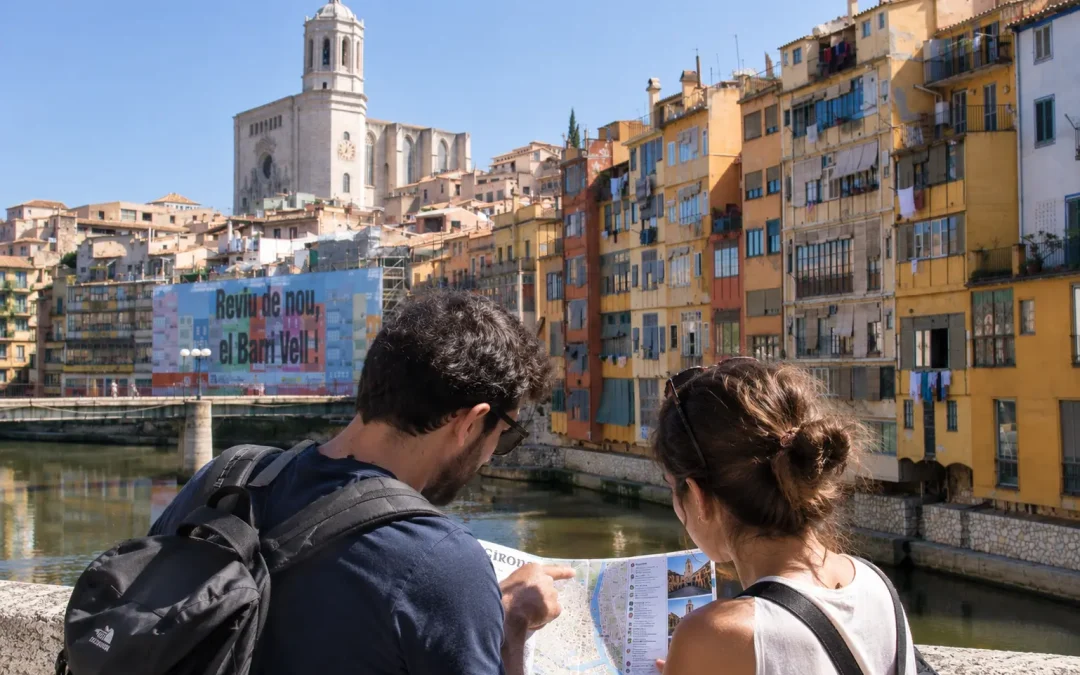 Turistas planificando su visita por Girona