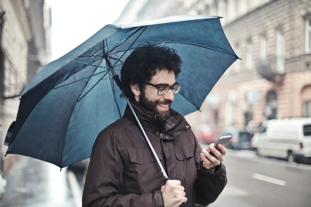Hombre con paraguas bajo la lluvia Hombre con paraguas bajo la lluvia