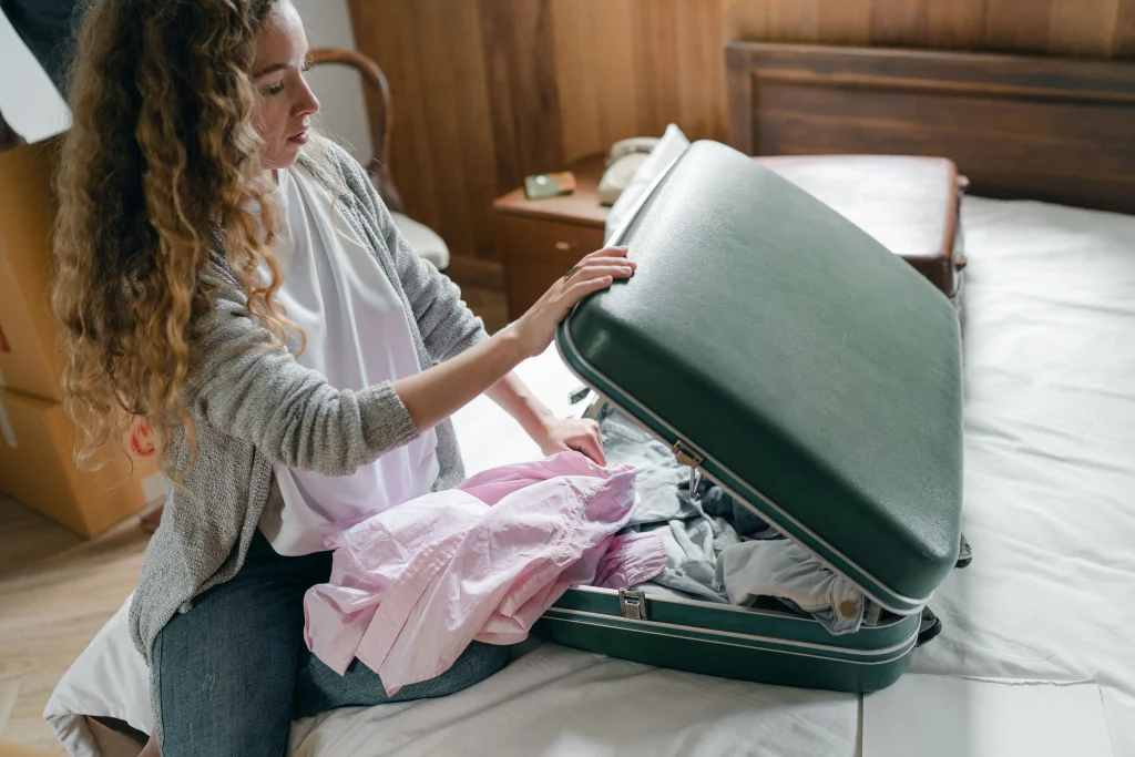 Mujer preparando su maleta Mujer preparando su maleta