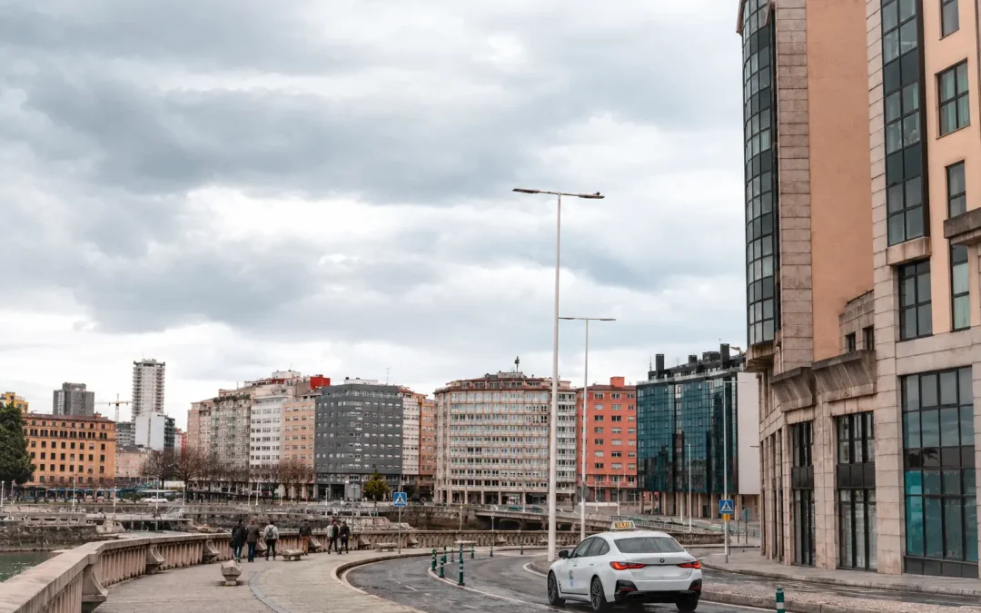 Cómo moverte por A Coruña entre cuestas, tráfico y maletas