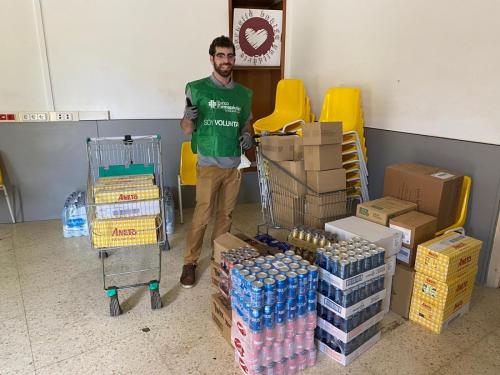 Entrega de Comida y Botellas de Gel Hidroalcohólico en CAS Barcelona