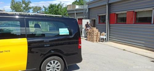 Entrega de Comida y Botellas de Gel Hidroalcohólico en CAS Barcelona